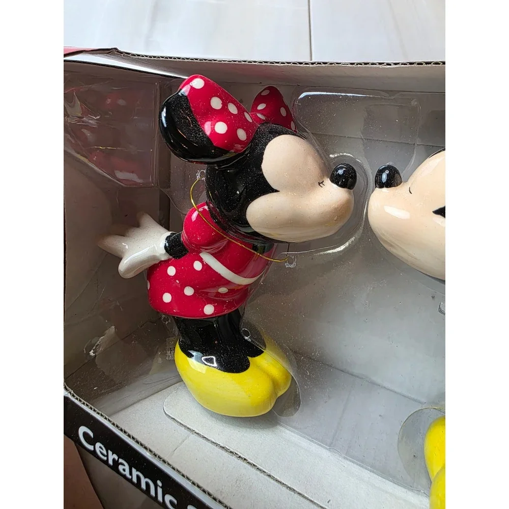 Disney Mickey and Minnie Mouse Kissing Ceramic Salt and‎ Pepper Shakers Set F1